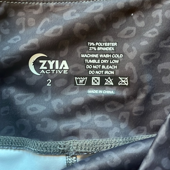 Zyia Active light and tight Ombré Animal print leggings, size 2 - Picture 4 of 6